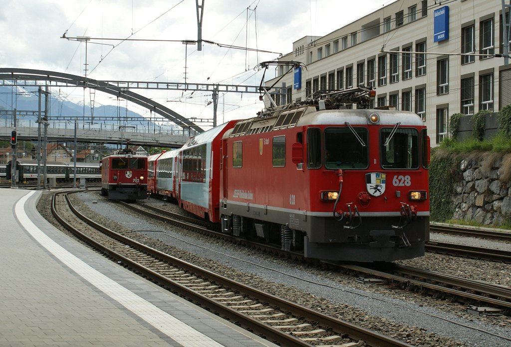 Die Ge 4/4 II N° 628 erreicht am 10. Mai 2010 mit dem Glacier Express 910 von Zermatt nach St. Morizt Chur. Im Hintergrund wartet die Ge 6/6 II N° 702.