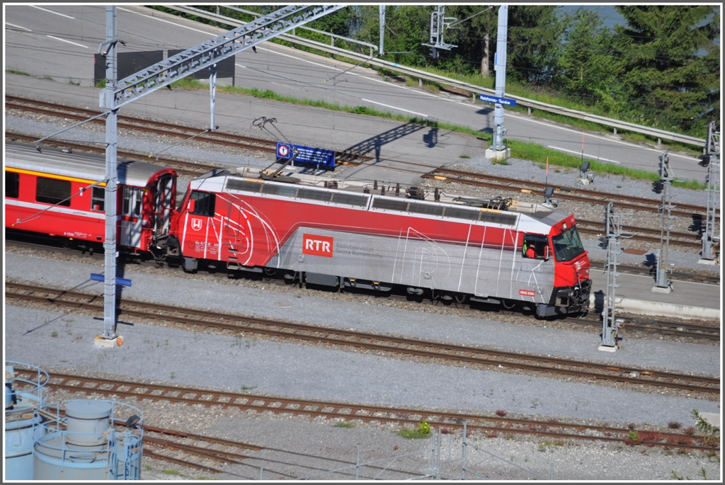 Die Ge 4/4 III 645  Tujetsch  hat auch ein neues Farbkleid erhalten. Hier fhrt sie mit dem RE 1124 aus dem Bahnhof Reichenau-Tamins. (26.06.2011)