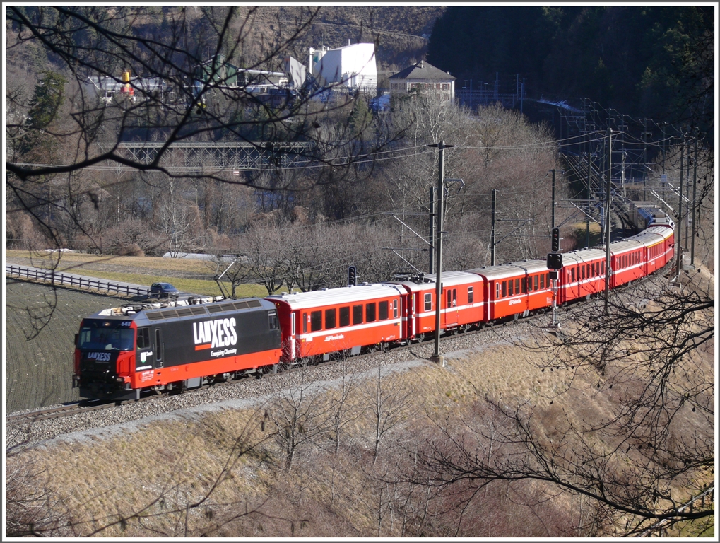Die Ge 4/4 III 648  Susch  zieht den RE1137 von Reichenau-Tamins Richtung Bonaduz und weiter nach St.Moritz. Beim letzten Wagen erkennt man die Weiche, wo die Linie nach Disentis abzweigt. (08.02.2011)