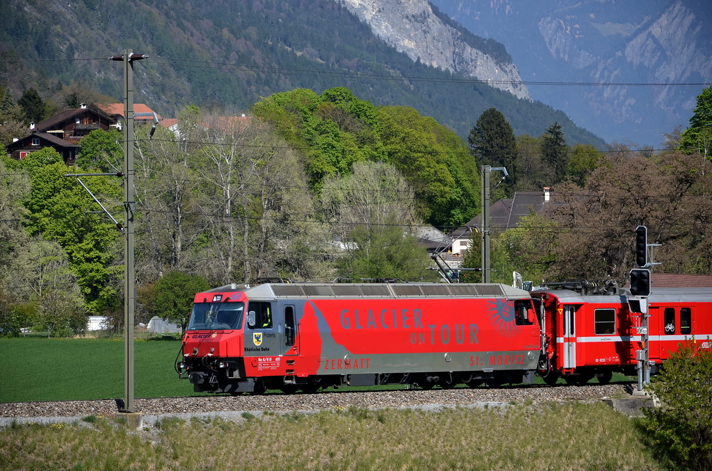 Die Ge 4/4 III 651  Fideris , jetzt mit roter Front, zwischen Reichenau und Bonaduz. 17.4.2011