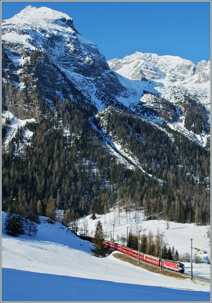 Die Ge 4/4 III N° 651 hat mit ihrem RE 1128 von St. Morizt nach Chur nach einer interessanten Fahrt zwischen Preda und Bergün über Brücken und durch Tunnels die unterste Stufe erreicht und wird in wenigen Minuten im Bahnhof Bergün/Bravuogn eintreffen.
16. März 2013