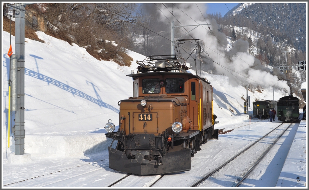 Die Ge 6/6 I 414 leistet der G 4/5 107  Albula* wieder Vorspann zwischen Filisur und Davos Platz. (12.02.2012)