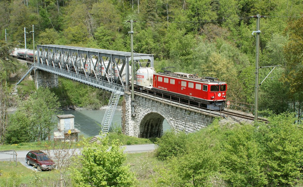 Die Ge 6/6 II 701 überquert mit einem Güterzug am 10. Mai 2010 die 84 m lange Vorderrheinbrücke Frasch kurz vor Reichenau Tamins.