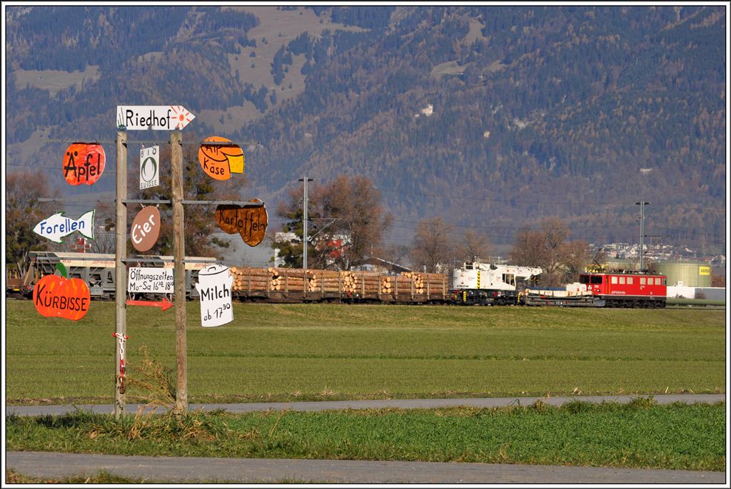 Die Ge 6/6 II 701  Raetia  zieht einen Gterzug nach Landquart. (20.11.2012)