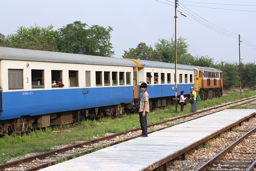 Die GEK 4041 (Co'Co', de, General Electric, Bj.1963, Fab.Nr. 35947) vor dem ORD 258 wartet am 13.Mrz 2011 im Bf. Kanchanaburi auf die Kreuzung mit dem ORD 259. Interessant, da man einen Peronenzug ohne Bahnsteig halten lsst obwohl beide Bahnsteiggleise frei sind.