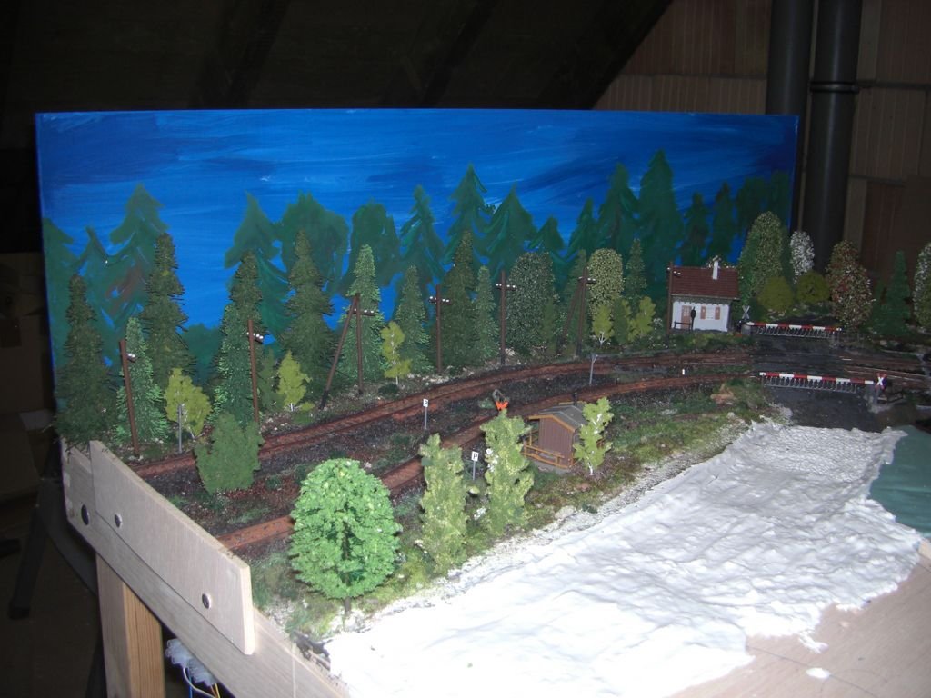 Die gesamte Seitenwand, vorne die Strae zum Sgewerk die noch Kopfsteinpflaster bekommt