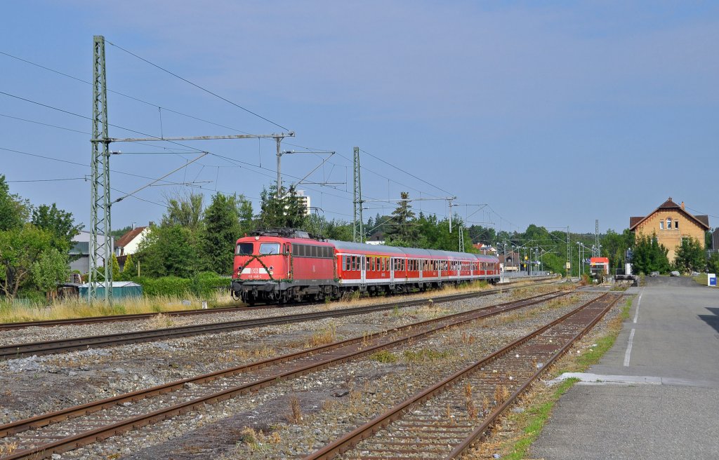 Die Geschmckte 110 446 auf ihrer letzten Fahrt mit Sonderzug RE 19000 auf der KBS 760 von Tbingen nach Stuttgart HBF und dann weiter ber die kleine Murrbahn und zurck nach Tbingen.Bild Aufgenommen in RT-Betzingen am 13.7.2013
