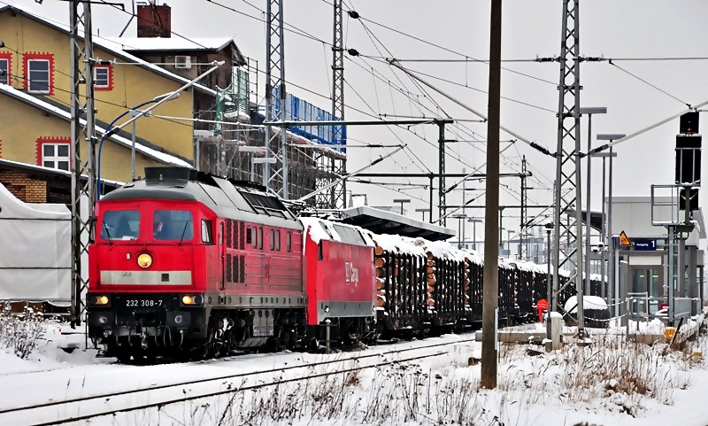 die gestrandete 152 019 mit ihrem Holzzug im Bf Greifswald bekommt Vorspann von 232 308 und kann so ber Stralsund nach Rostock abgefahren werden, die Schneeverwehungen der letzten Tage waren gerumt, 13.01.2010