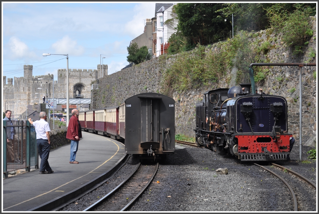 Die gewaltige Burganlage Carnarfon Castle bildet die Kulisse fr den Ausgangspunkt der Welsh Highland Railway nach Pont Croesor/Porthmadog. Lok 87 der ex South African Railway erhlt Wasser bevor sie sich wieder an den 12.30pm Zug setzt. (14.11.2011)