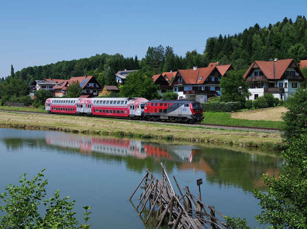 Die von der GKB angemietete 218 256 ist am 28.06. 2011 mit einem Koralmzug von Graz via Werndorf nach Wies unterwegs. Wir haben sie hier mit ihrem Zug bei den Kressbacher Teichen erwischt.