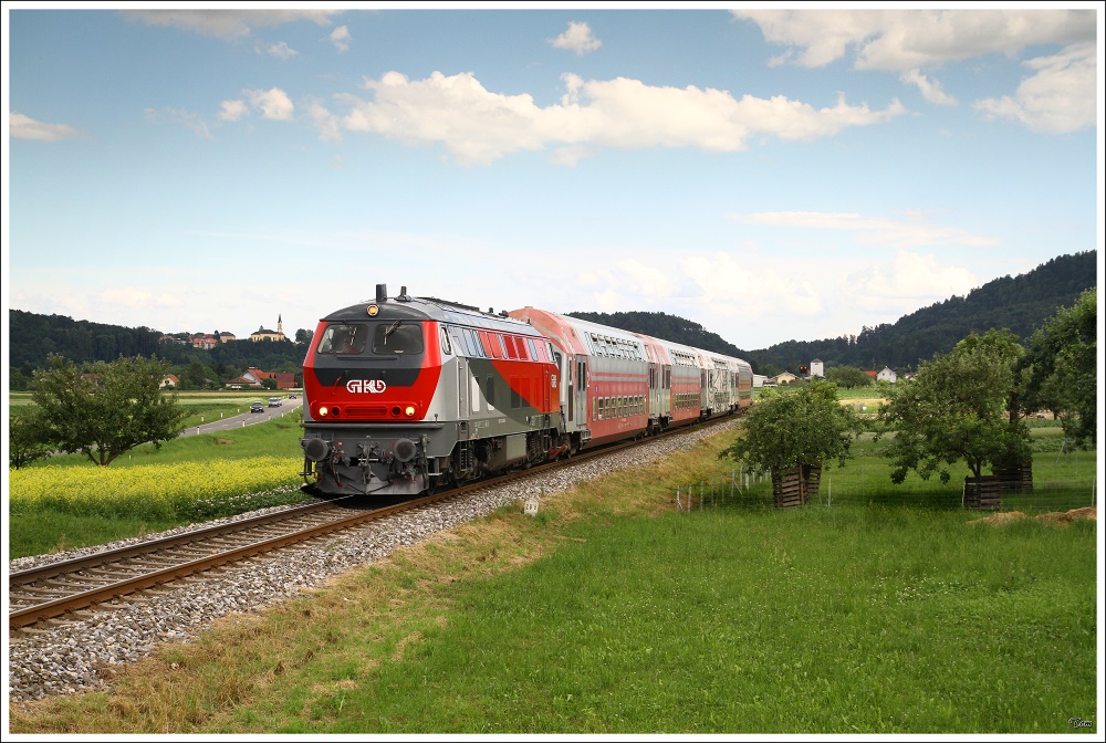 Die von der GKB angemietete Diesellok 218 256 f�hrt mit einer Dostogarnitur als R8419 von Graz Hbf. nach K�flach.
Krottendorf 18.6.2010