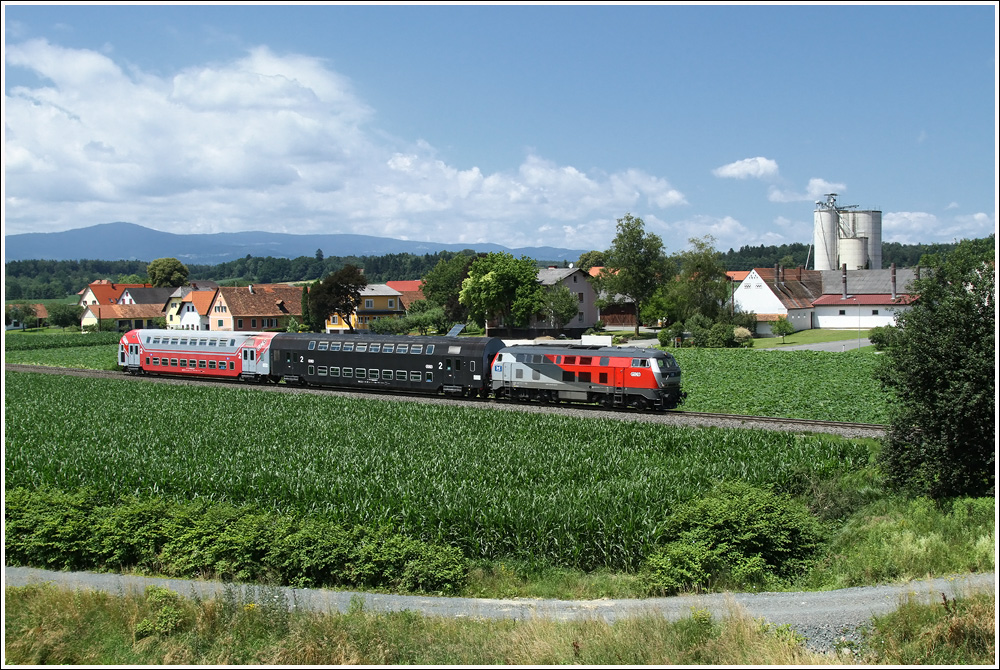 Die von der GKB angemietete Heros Diesellok 218 117, fhrt als R 4371 von Graz Hbf nach Wies Eibiswald. 
Gussendorf 27.6.2011

