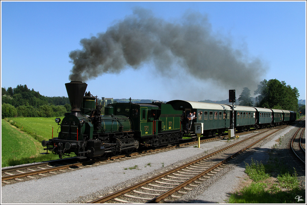 Die GKB Dampflok 671 fhrt zum Sterzfest nach Wettmannsttten.Hier sieht man den Zug bei der Retourfahrt von Wettmannsttten nach Graz. 
Preding 9.7.2011 
