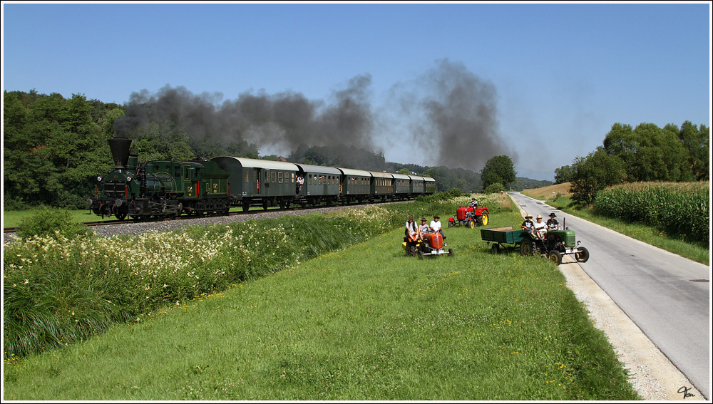 Die GKB Dampflok 671 f�hrt zum Sterzfest nach Wettmannst�tten durch den Oisnitzgraben.Weitwinkel-Version 
Oisnitz 9.7.2011
