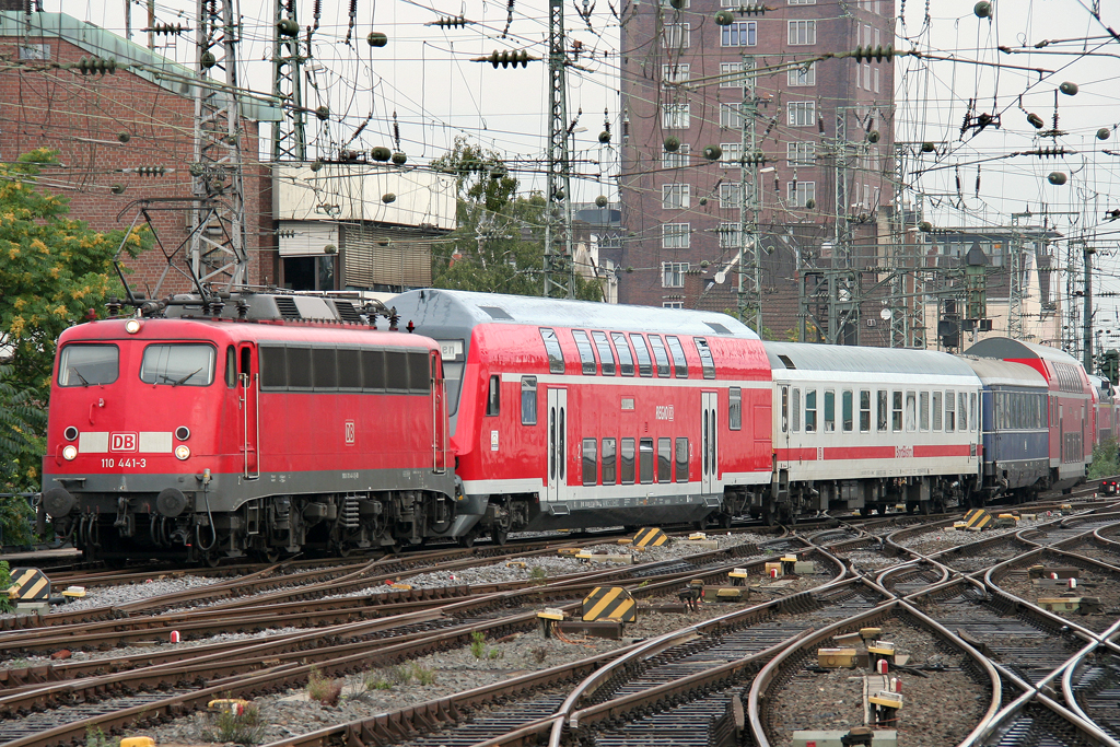 Die glnzende Frankfurter 110 441-3 zieht den PbZ 2476 von Frankfurt nach Dortmund Richtung Kln Deutzerfeld am 04.09.2011