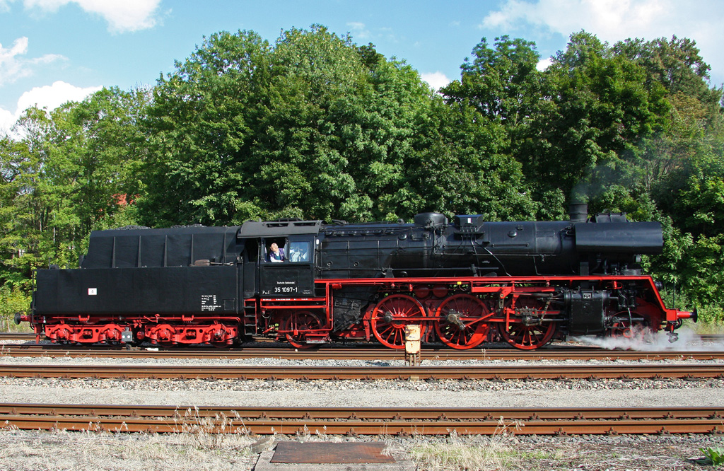 Die Glauchauer 35 1097-1 brachte am 04.09.2010 den Berliner Sonderzug nach Meiningen. Hier beim rangieren im Bahnhof Meiningen.