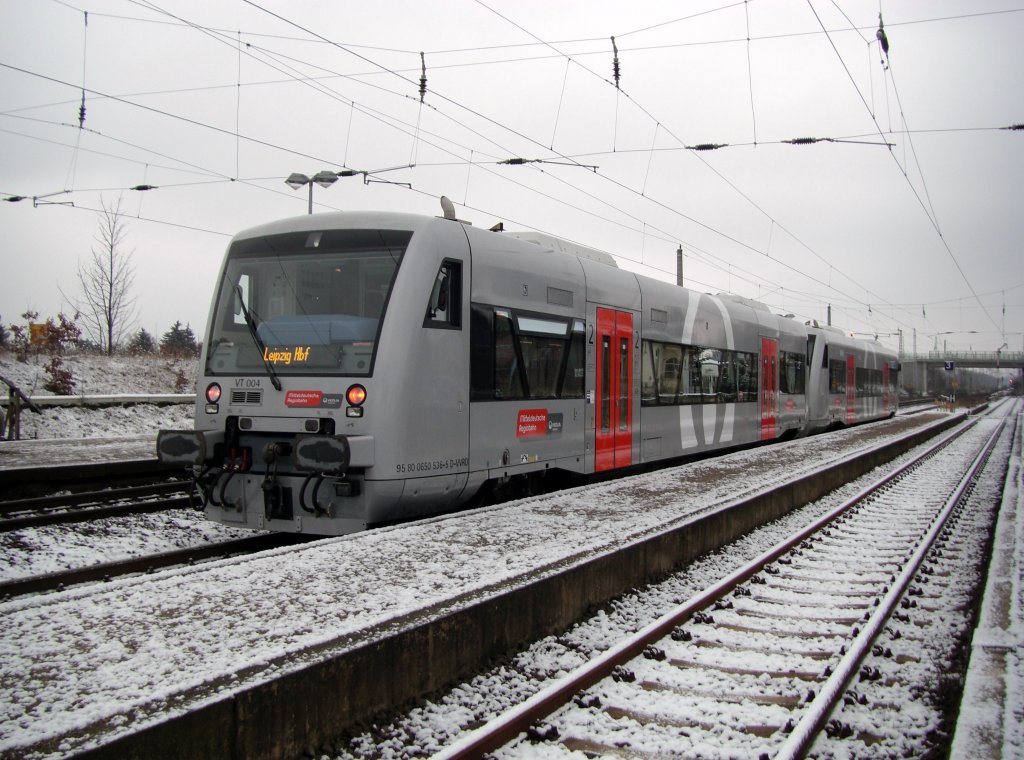 Die gleiche Zuggarnitur in Fahrtrichtung Leipzig wartet auf das Abfahrtsignal,im Vordergrund Gleis 1 im Bahnhof Eilenburg/Ost wird offensichtlich nicht benutzt,13.12.2009
