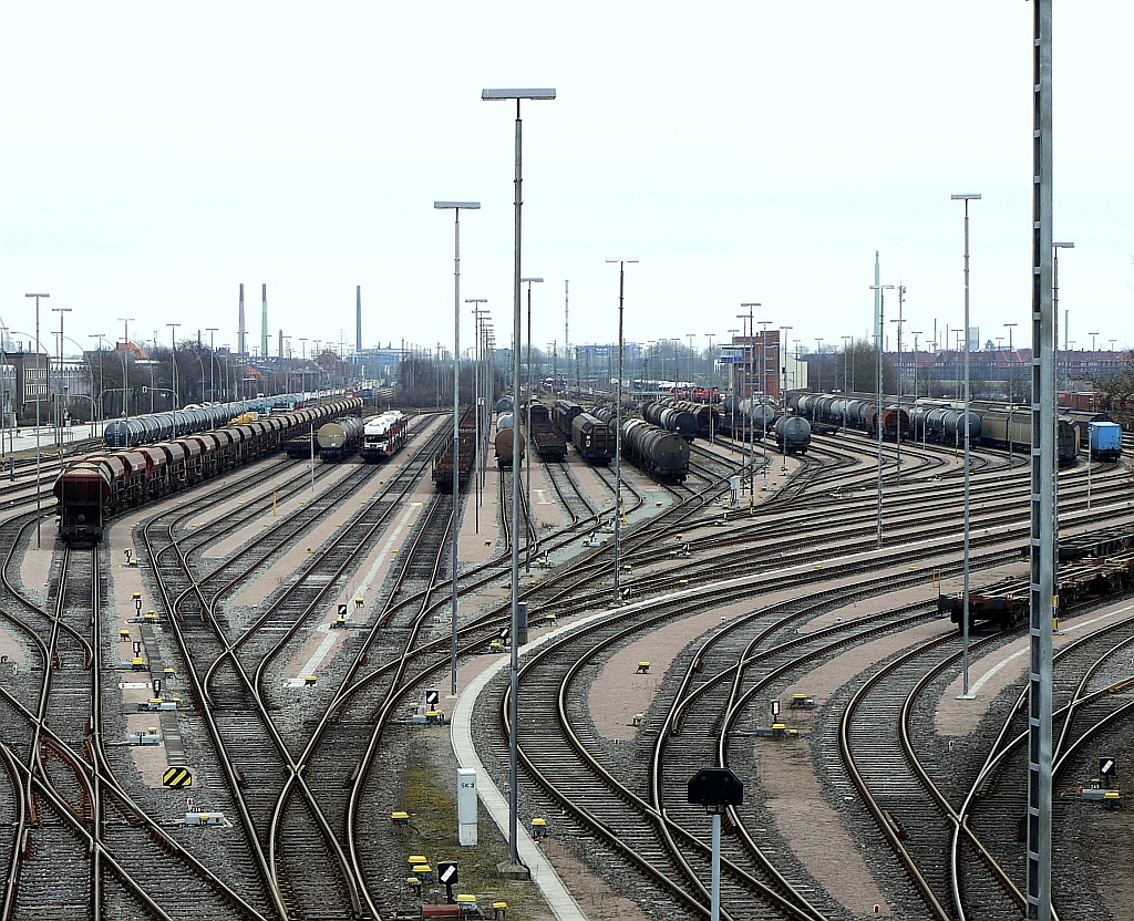 Die Gleisanlagen des bis 1970 schrittweise modernisierten Hafenbahnhofs  Hamburg Sd  in Blickrichtung Osten. Hier werden vor allem Einzelwagen und Wagengruppen abgefertigt. 14.4.2013