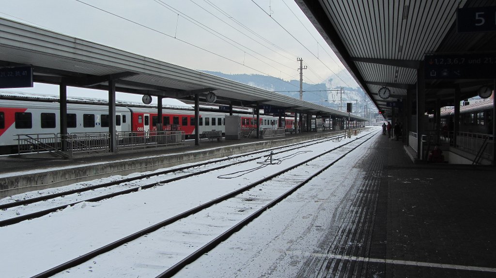 Die Gleise 5 und 6 mit den dazugehrigen Bahnsteigen 7 und 9 von Innsbruck Hbf am 14.2.2012.