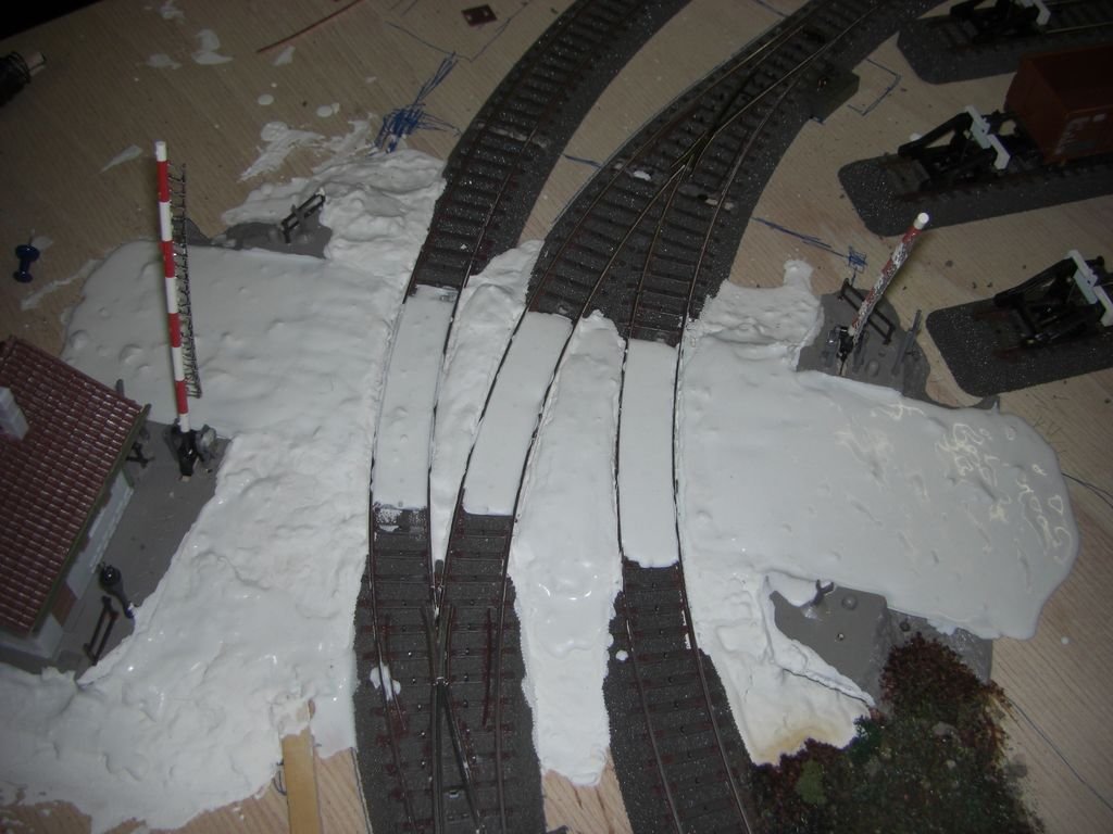 Die Gleise im Bahnbergangsbereich wurden mit Fllspachtel gefllt. Stromversorgung wird mittels Draht gelst.