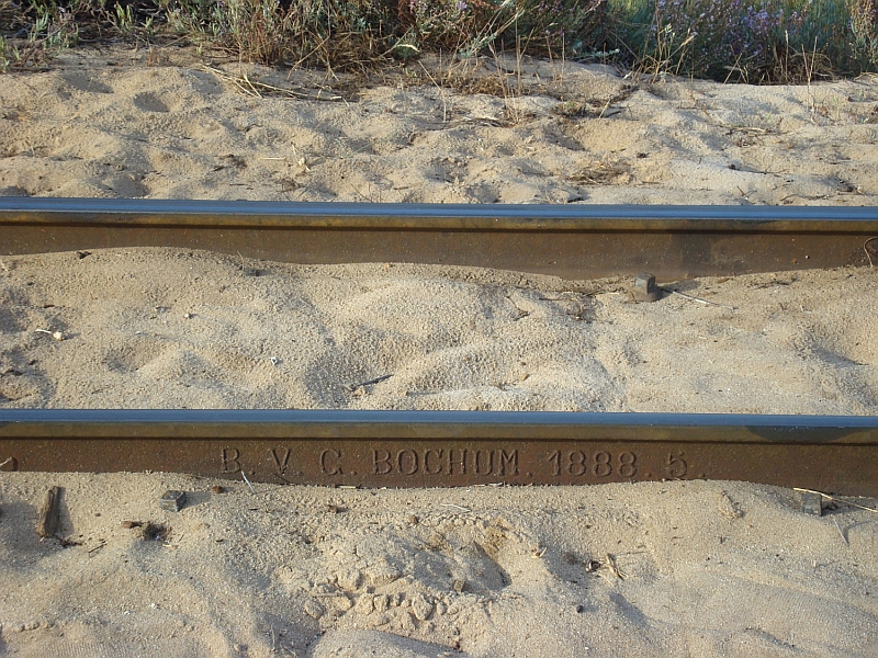 Die Gleise der ehemaligen Thunfisch-Bahn verraten Herkunft und Alter: Bochumer Verein f�r Bergbau und Gu�stahlfabrikation. Heute transportiert die Bahn Touristen von Pedras del Rei/Algarve zur vorgelagerten Ilha de Tavira. 21.6.2009