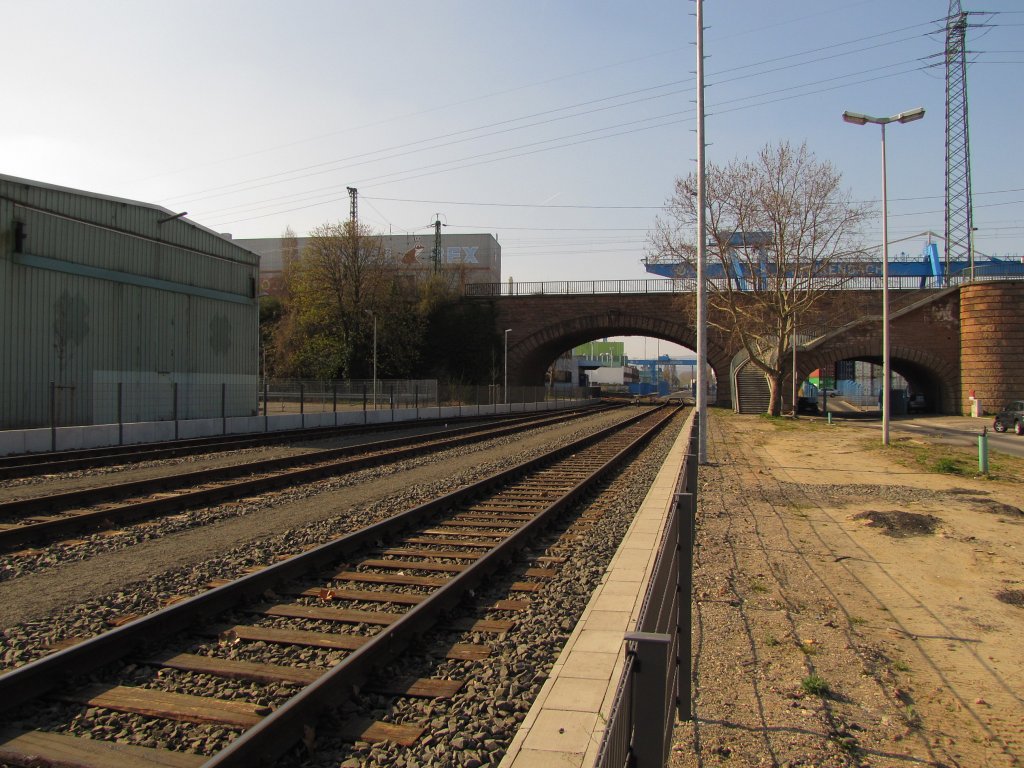 Die Gleise zum Frankenbach Terminal im Hafen Mainz. Von dem ffentlichen Fuweg aus fotografiert; 28.03.2011