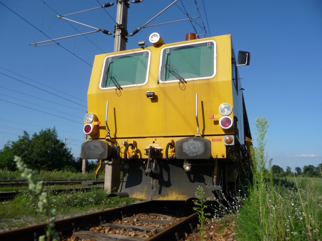 Die Gleisschotterstopfmaschine X962 063-4 ist in Wien Sssenbrunn abgestellt und kam dort auch vor Kurzem zum Einsatz. Sie wiegt 142 t, erreicht eine Spitzengeschwindigkeit von 100 km/h und ist ber 40 m lang. Baujahr 2006.