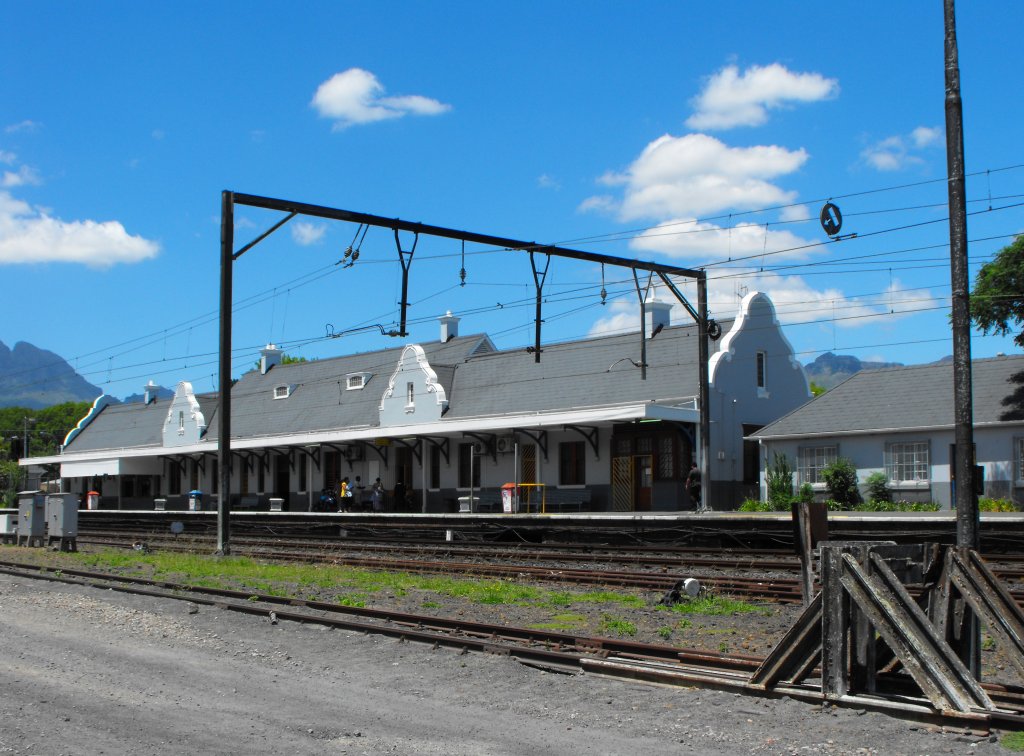 Die Gleisseite des Bahnhofs Stellenbosch mit Hochperron und Gleisanlagen.