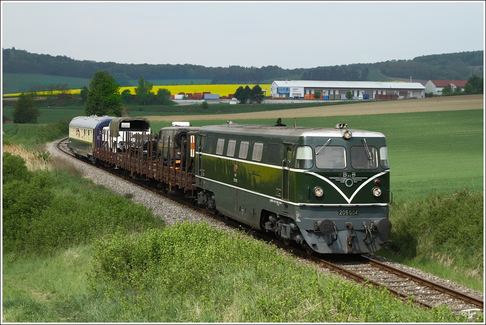 Die GM Diesellok 2050 04 fhrt mit diesem historischen Militrzug, als SGAG 90152 (Korneuburg-Ernstbrunn) zum 4. Oldtimertreffen nach Ernstbrunn.
Karnabrunn 1.5.2011