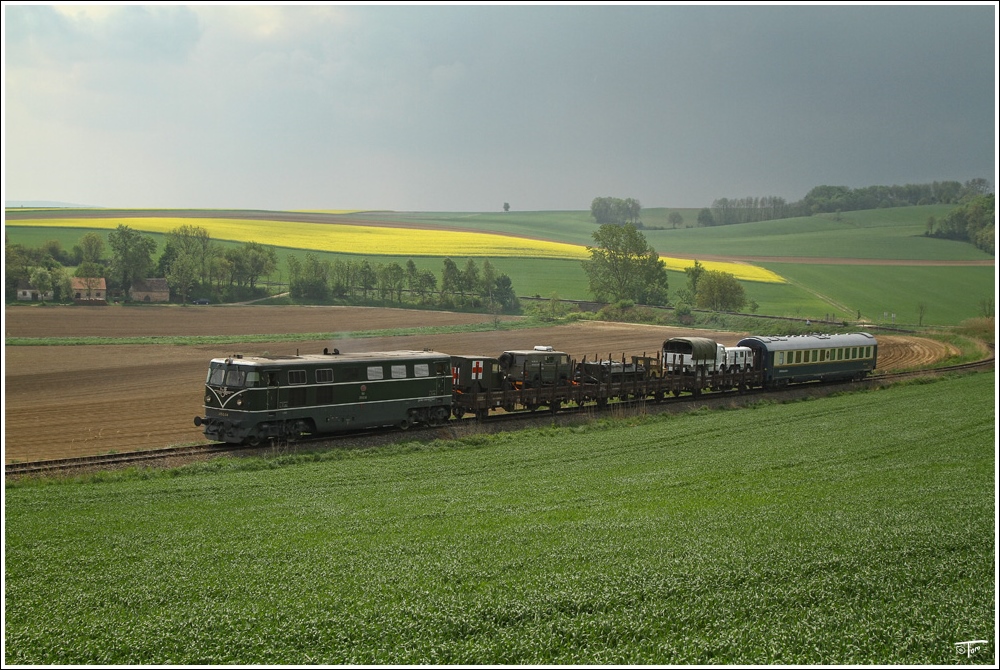 Die GM Diesellok 2050 04 fhrt mit diesem historischen Militrzug, als SGAG 90152 (Korneuburg-Ernstbrunn) zum 4. Oldtimertreffen nach Ernstbrunn. 
Wetzleinsdorf 1.5.2011 

