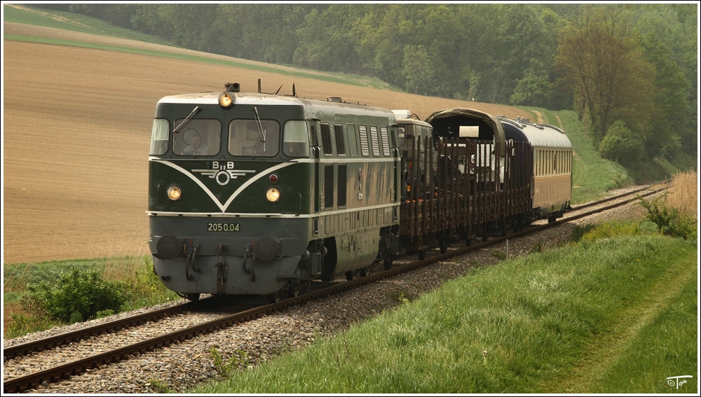 Die GM Diesellok 2050 04 fhrt mit diesem historischen Militrzug, als SGAG 90152 (Korneuburg-Ernstbrunn) zum 4. Oldtimertreffen nach Ernstbrunn. 
Ernstbrunn 1.5.2011 

