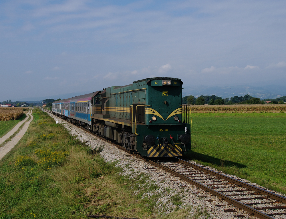 Die GM-Diesellok 644 101 der SZ war an einem herrlichen Sptsommertag 24.09.2011 mit dem IC 247 Citadella von Laibach via Pragersko und Ptuj unterwegs nach Budapest. Zu meiner berraschung war die Lok gedreht, das Bild entstand in Sikole.