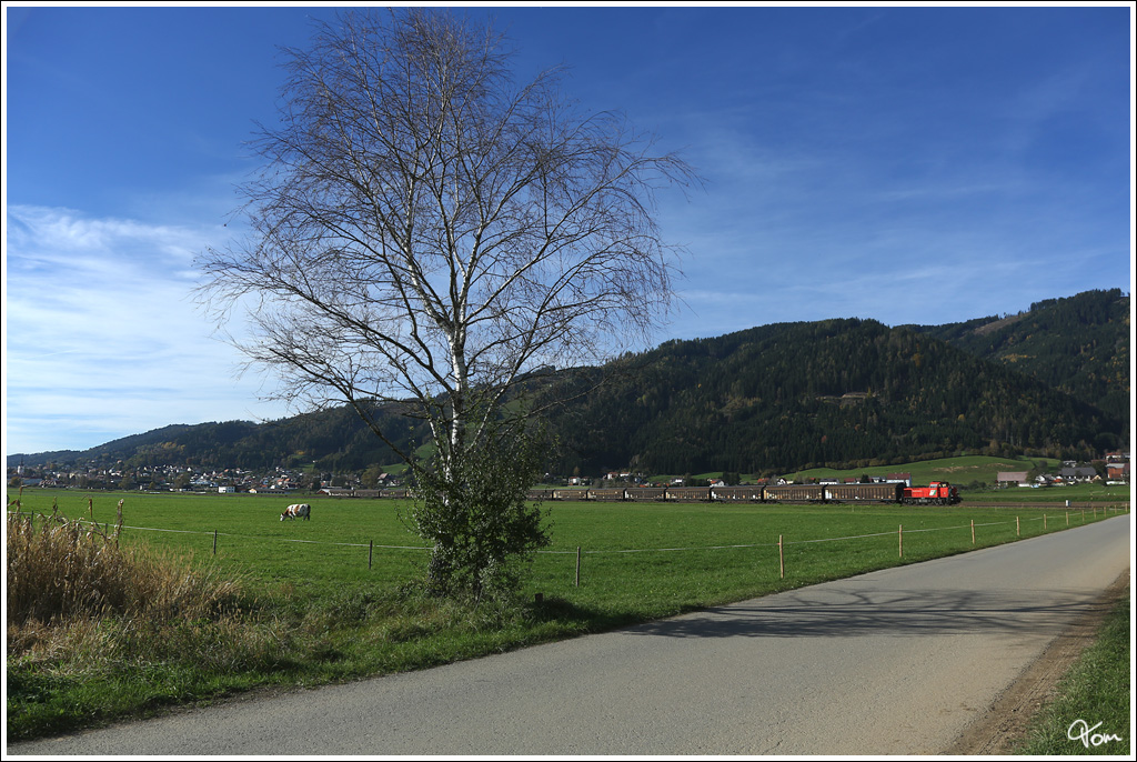 Die Gmeinder Lok D5 der STLB f�hrt mit dem Zellstoffzug SGAG 93435 von P�ls nach St. Michael. 
Sillweg 19.10.2012