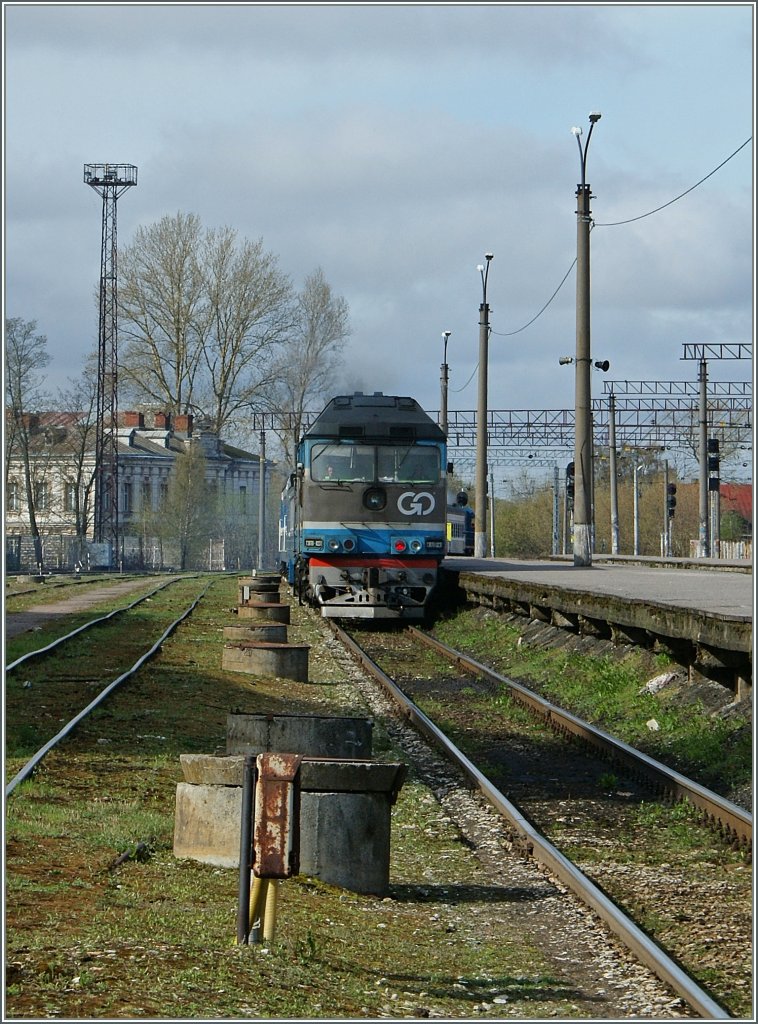 Die GO Diesllok TEP70 237 schiebt den  Nachtzug Moskau - Tallinn auf ein Abstellgleis.
7. Mai 2012