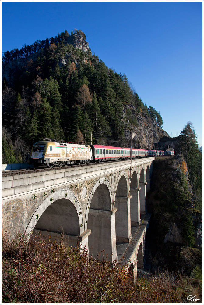 Die Goldene Elf, MAV 470 010  Aranycsapat  fhrt mit IC 531 von Wien Meidling nach Villach, hier bei der Querung der Krausel Klause nahe Breitenstein. 17.11.2012