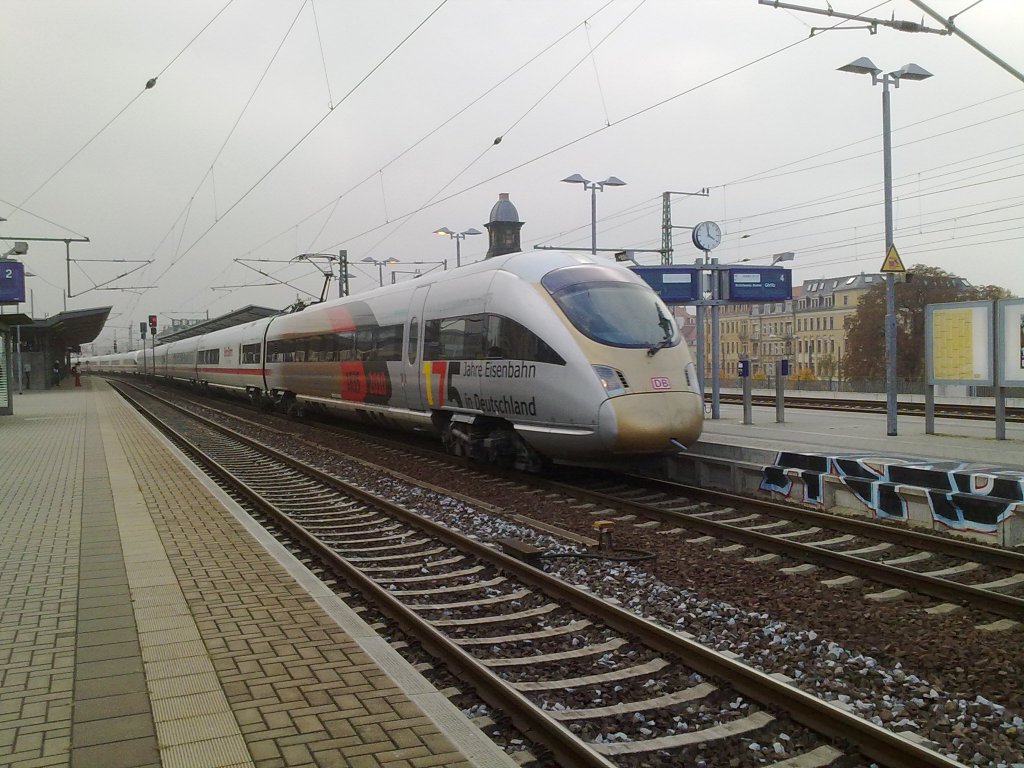 Die Goldnase durchfhrt Dresden Mitte in Richtung Frankfurt a. Main in Doppeltraktion.
Dresden 12.10.10