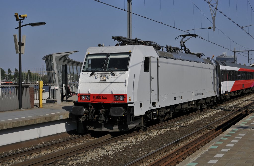 Die grau lackierte D-CBR 186 144 mit FYRA nach Breda hier in Amsterdam CS am 25.04 2011.