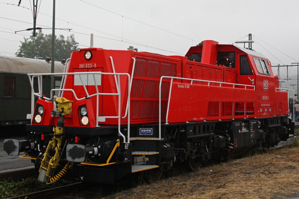 Die Gravita 261 033 der DB war am 3.7.11 in Altenbeken ausgestellt.