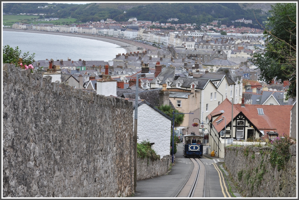 Die Great Orme Tramway ist die einzige Standseilbahn in Grossbritannien. Sie fhrt von der Victoria Station in Llandudno in zwei Sektionen auf den 200m hohen Great Orme. Die untere Sektion verluft auf der Strasse und das Kabel ist versenkt wie beim berhmten Cable Car in San Francisco. Autos haben hier nur Zugang whrend der verkehrsfreien Zeit der Tramway. (13.08.2011)