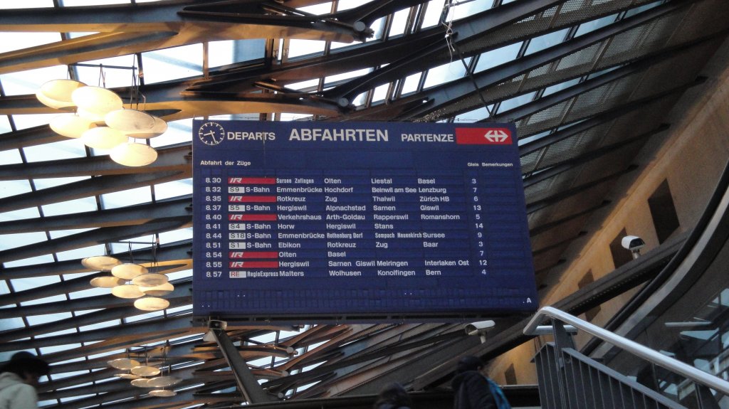 Die grosse Abfahrtstafel von Luzern wurde am Abend des 23.11.10 abmontiert. Sie wird am 03.12.10 durch eine 2.3 Tonnen schwere neue Tafel ersetzt.