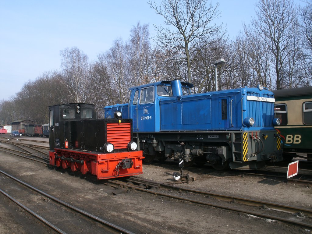Die Groe und die Kleine Diesellok vom Rasenden Roland.Am 03.Mrz 2011 standen die Groe 251 901 und die Kleine Kf 6003 in Putbus.