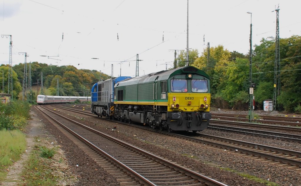 Die Grn-Gelbe Class 66  266 063-4  als DE63 in Diensten der HGK zieht die DH751, ebenfalls von der HGK, durch Kln-West. Am Nachmittag des 14.10.2012.