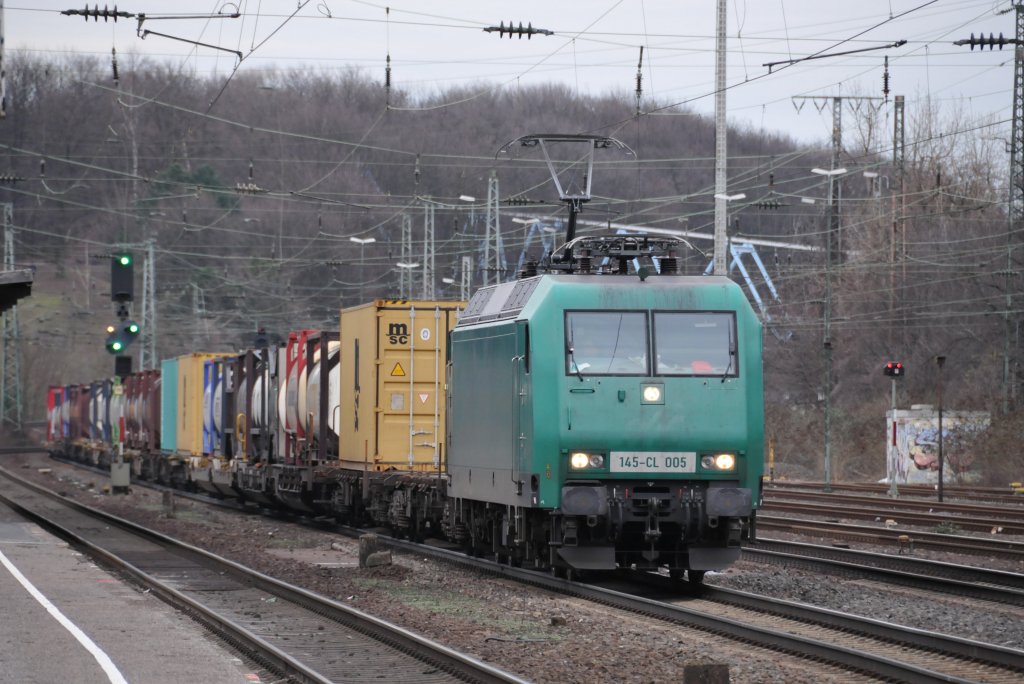 Die grne 145-CL 005 (ehemals Rail4Chem) zieht einen Containerzug durch Kln-West. Aufgenommen am 15/01/2011.