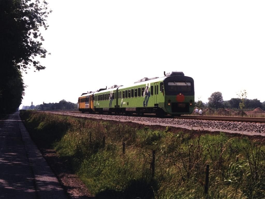 Die grne 3226 und 3116 mit Regionalzug 30245 Leeuwarden-Groningen bei Kollumerzwaag am 19-6-1999. Bild und scan: Date Jan de Vries.