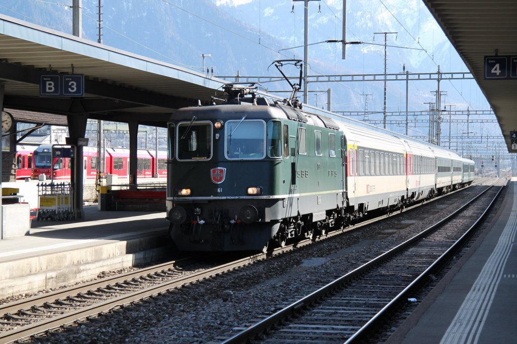 Die grne Re 4/4II 11161 mit dem Rheintal Express(REX)nach St.Gallen,bei der Einfahrt in Landquart.21.03.12