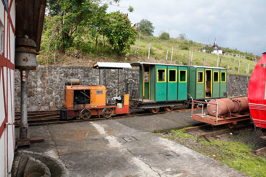 Die grnen Wagen des nostalgischen Zuges mit Lok Diema-DS28 Nr. 2556 wurden inzwischen renoviert. Bahnhof Pequea Helveca, 13. Mrz 2013, 15:16