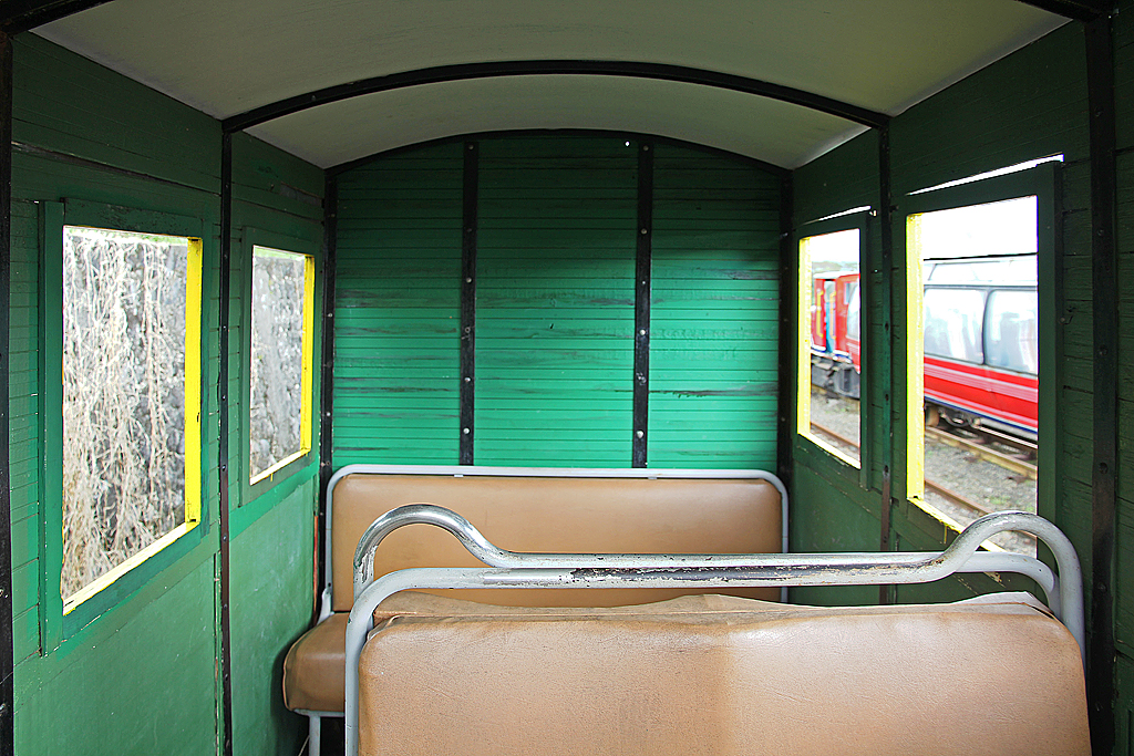 Die grnen Wagen des nostalgischen Zuges wurden inzwischen renoviert. Innenaufnahme, Bahnhof Pequea Helveca, 13. Mrz 2013, 15:21