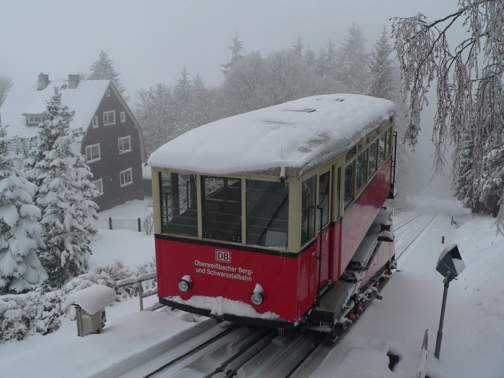 Die Gterbhne der Oberweissbacher Bergbahn mit dem Personenwagen bei der Ankunft in Lichtenhain. Der Winter ist hier Nebensaison, die Bergbahn hatte an diesem Tag auch einige Leerfahrten. 24.2.2013