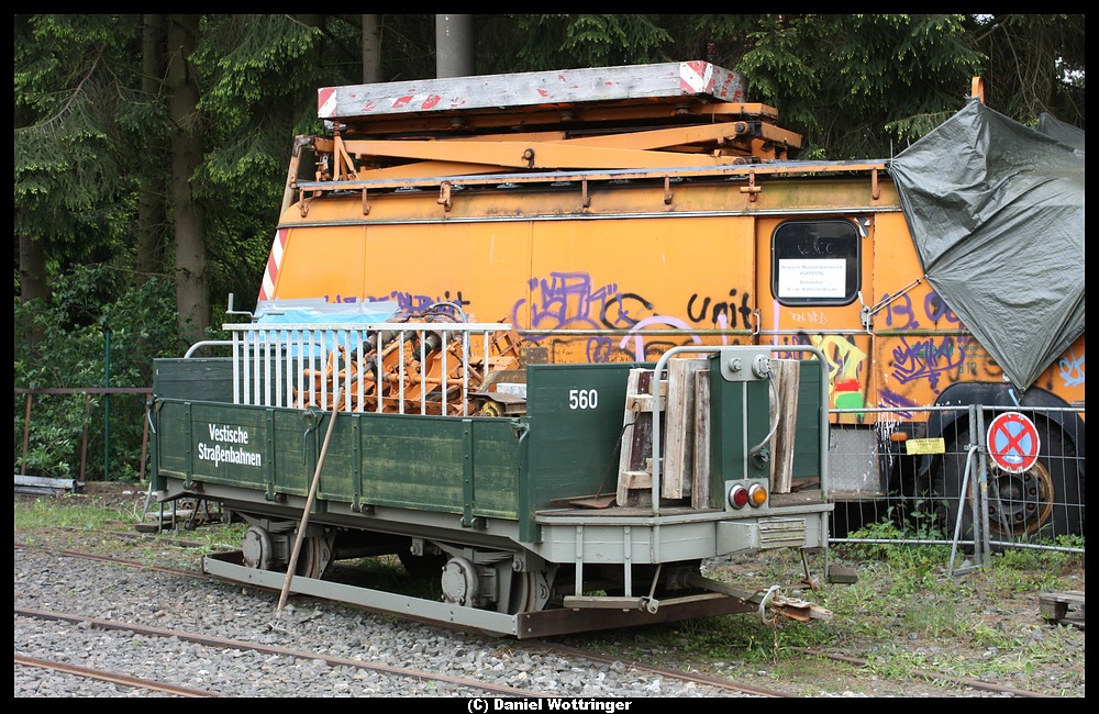 Die Gterlore mit der Nummer 560, ehemals der Vestischen Straenbahn zeigt sich am 15. Mai 2010 vor der Wagenhalle der Bergischen Museumsbahn in Kohlfurth.
