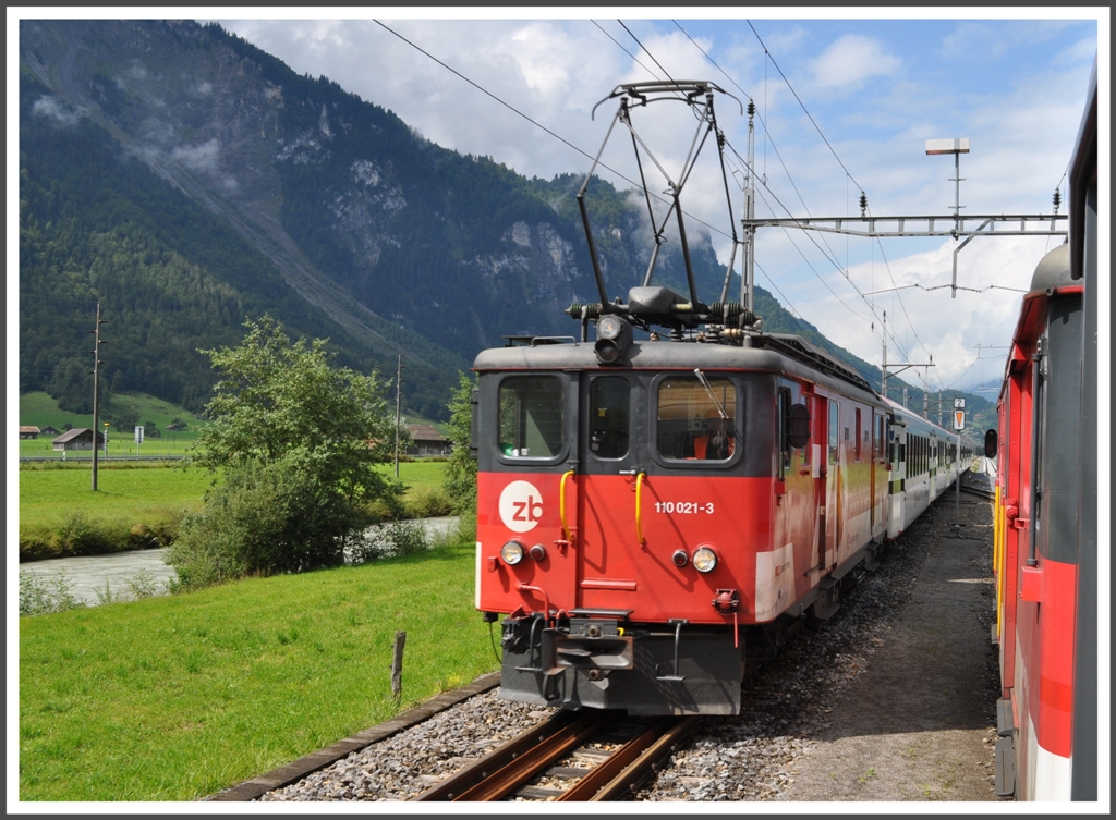 Die gut 70 jhrigen De, wie hier 110 021-3 am IR2219, bespannen nach wie vor die IR zwischen Meiringen un Interlaken Ost. Die neuen Brnigzge von Stadler sind allerdings im Anmarsch und werden die alten Loks ab 2013 ersetzen. (03.08.2012)